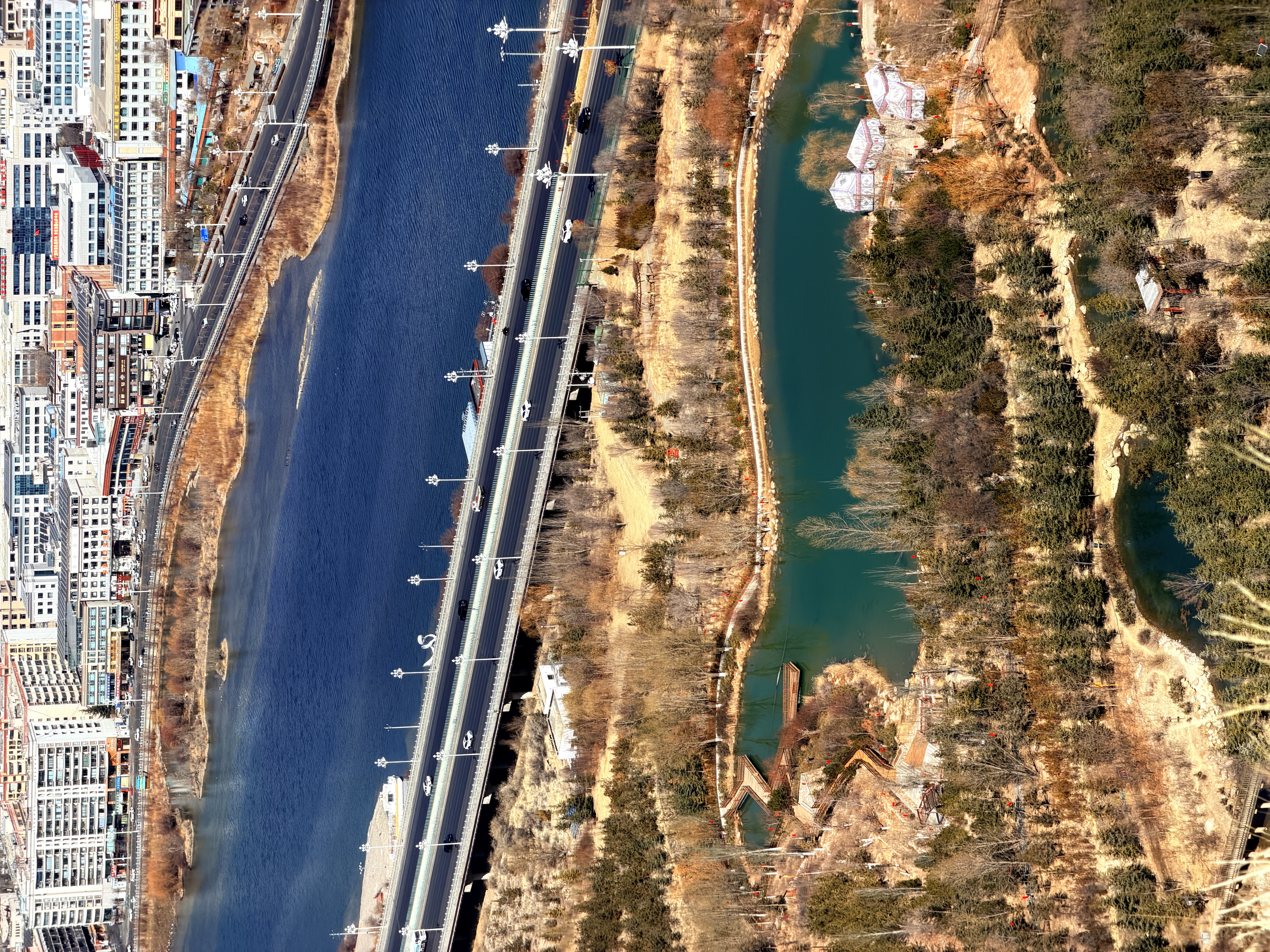 拉萨南山公园俯瞰全景，光线饱和而纯净