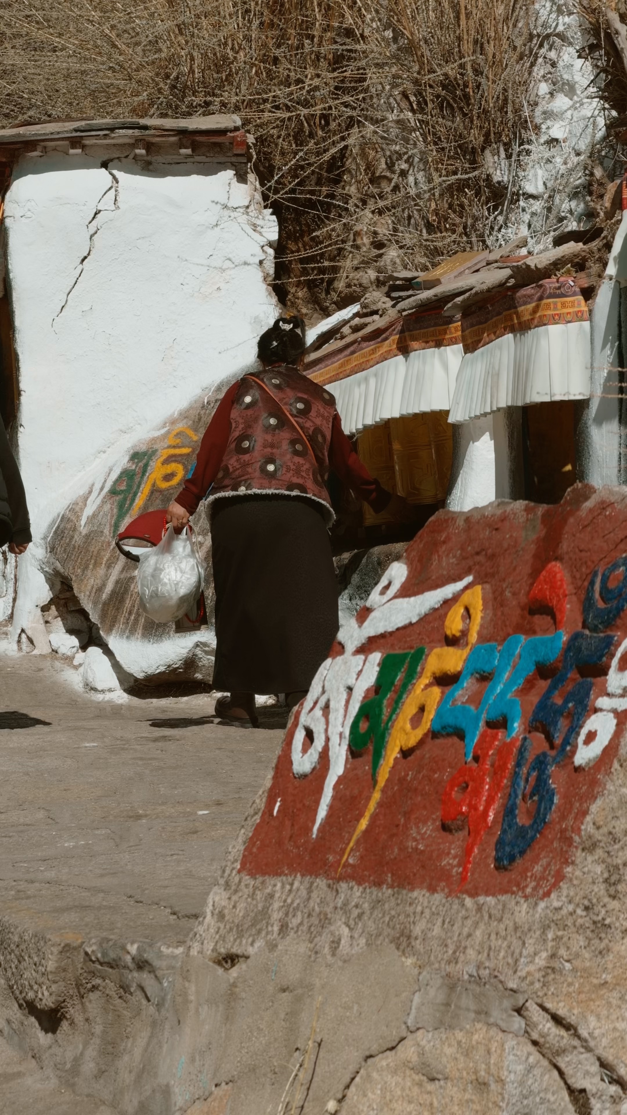 哲蚌寺，宏伟的寺庙建筑与辩经后的余温