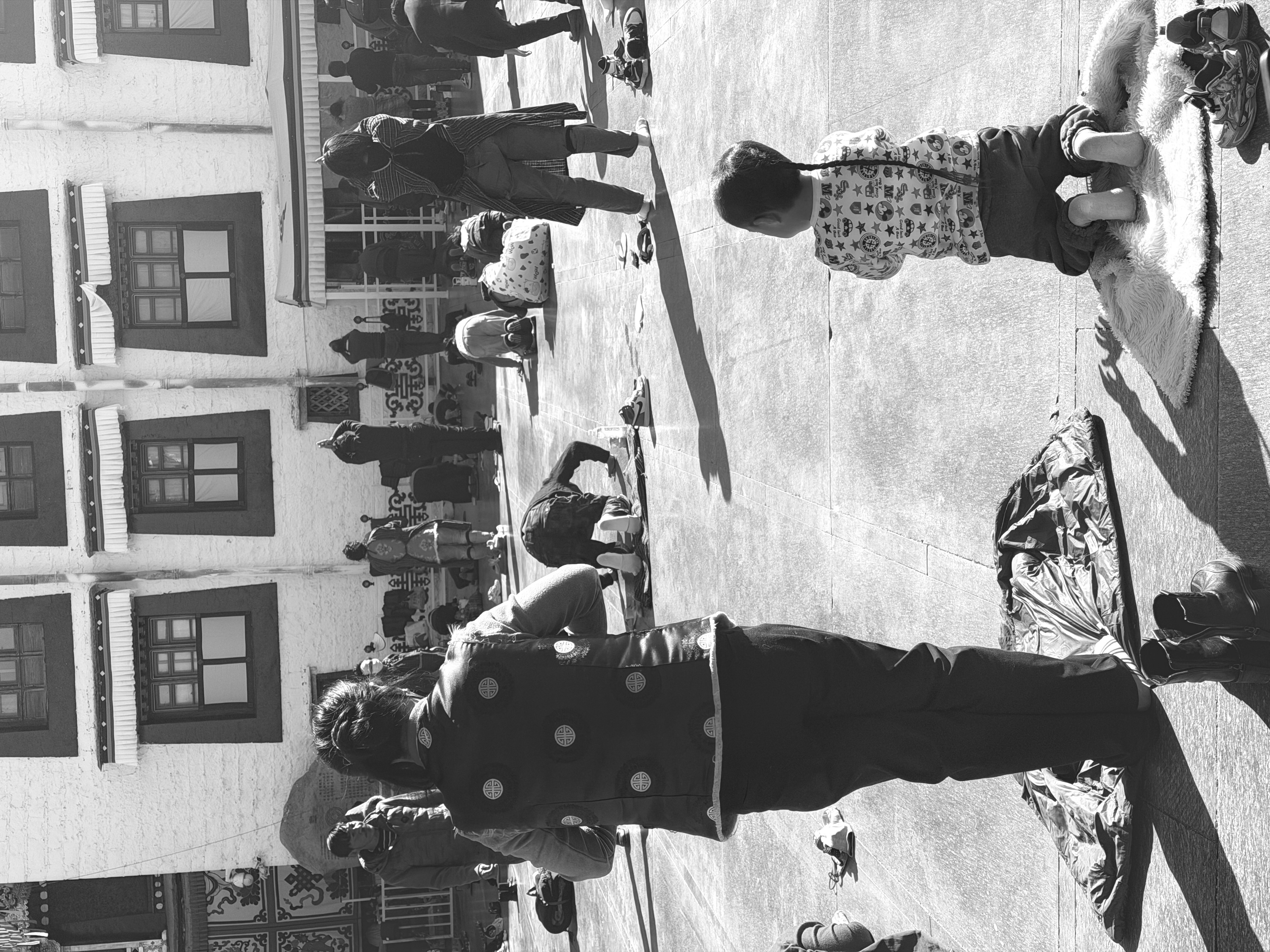 大昭寺清晨，神圣与世俗共享同一个时间刻度