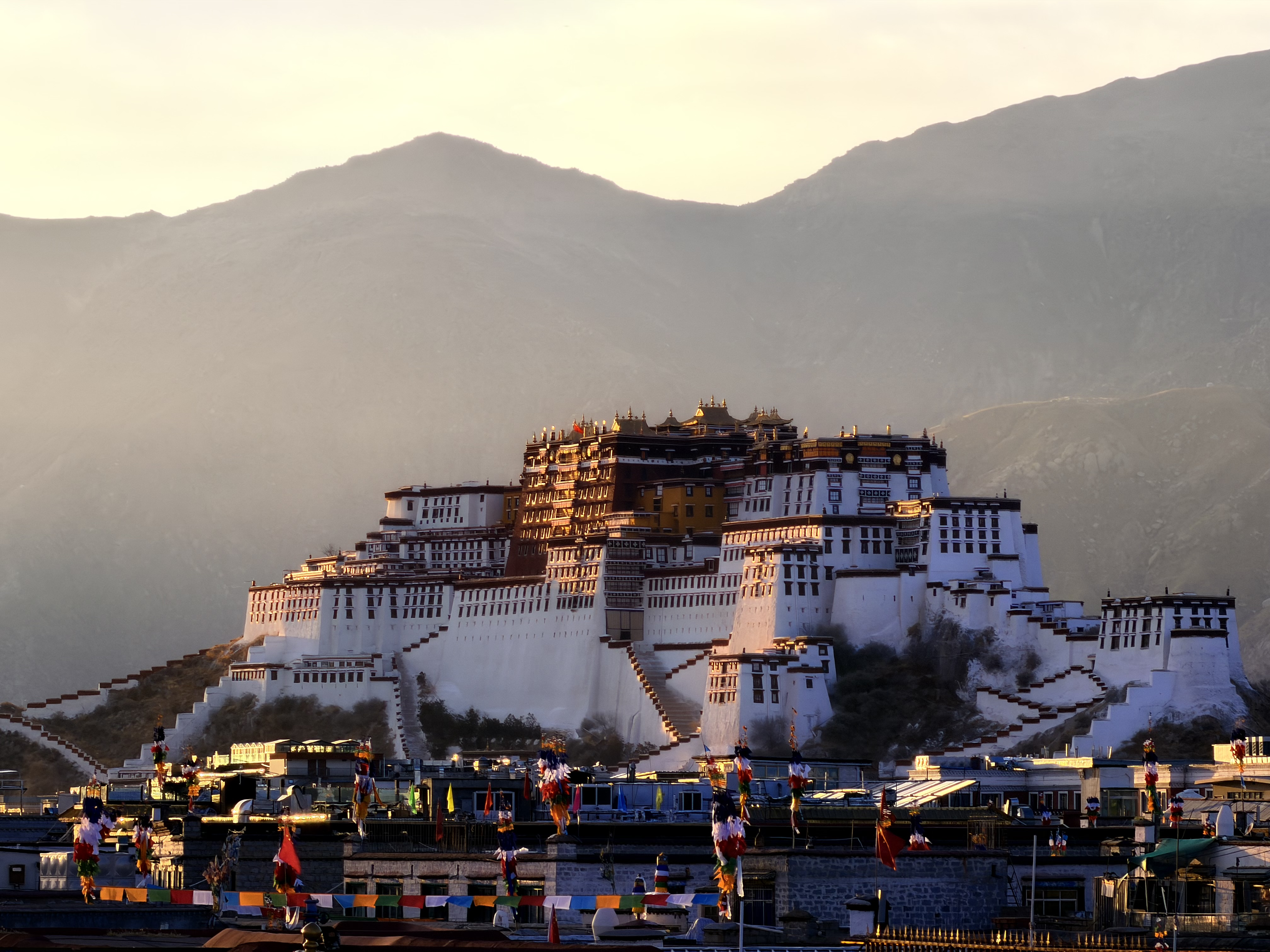 远眺布达拉宫，漂在光里的神殿